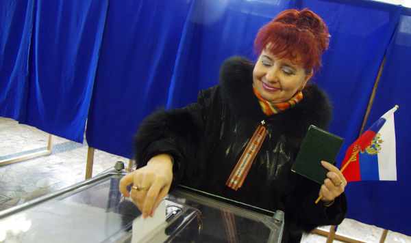 Жительница Севастополя на одном из избирательных участков во время голосования на референдуме о статусе Крыма, 16 марта 2014