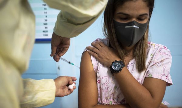 Медицинский сотрудник во время вакцинации