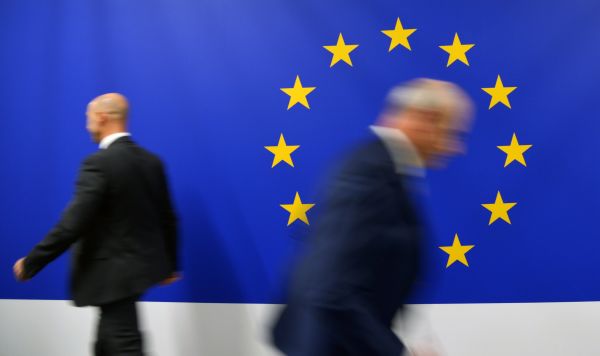 Люди на фоне логотипа Евросоюза