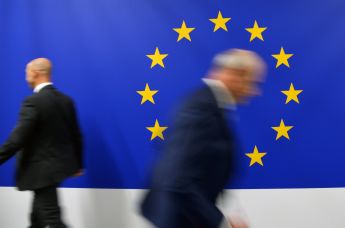 Люди на фоне логотипа Евросоюза