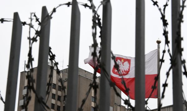 Флаг Польши и колючая проволока