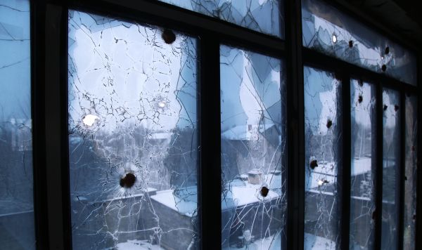 Следы от пуль на окне в одном из домов в поселке Веселое Донецкой области