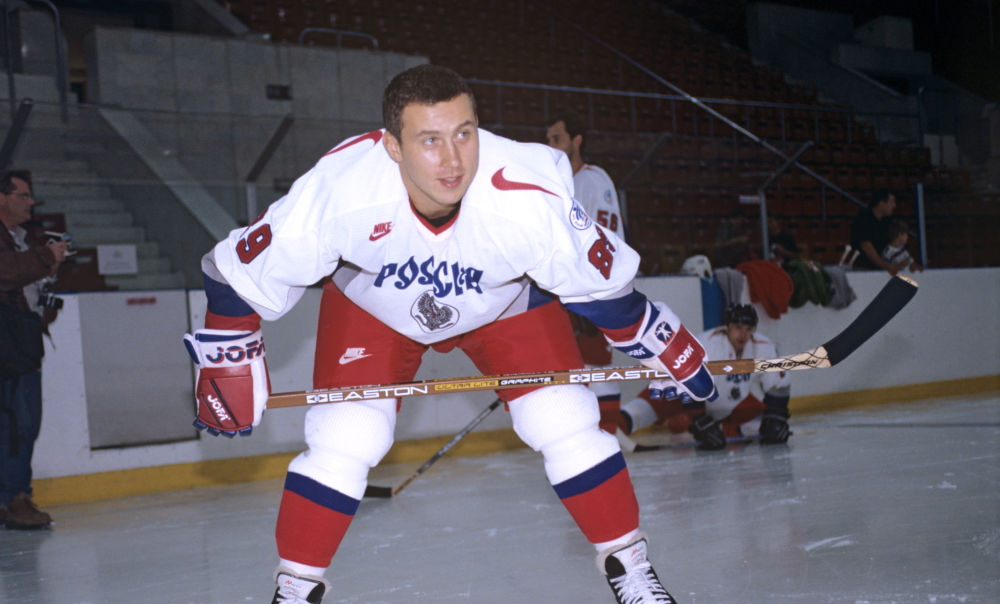 Член сборной команды России по хоккею, правый нападающий Александр Могильный, 1996 год