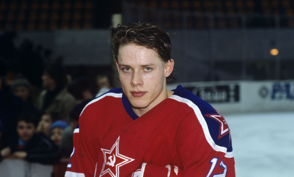 Нападающий команды ЦСКА (Москва) по хоккею с шайбой Павел Буре, 1991 год