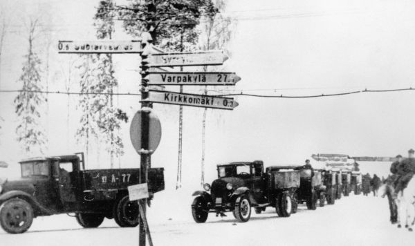 Тыловые подразделения Красной Армии направляются к передовым позициям, советско-финская война